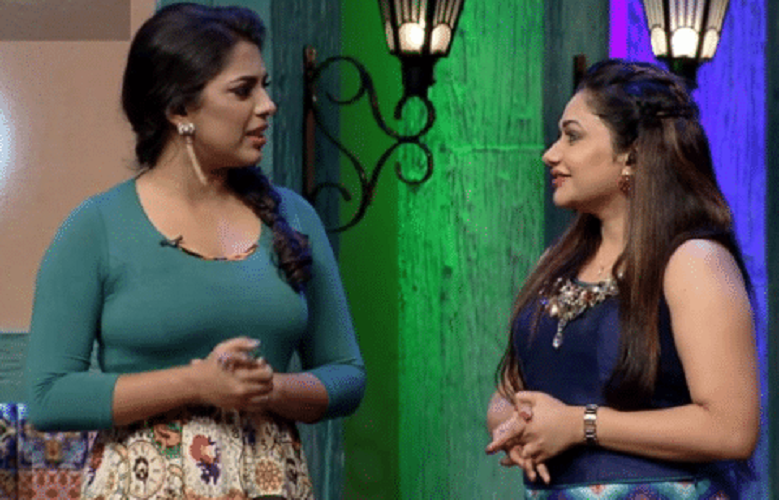 டிவி நிகழ்ச்சியில் இப்படி ஒரு மோசமான உடை அணிந்து வந்த தொகுப்பாளினி...!!!