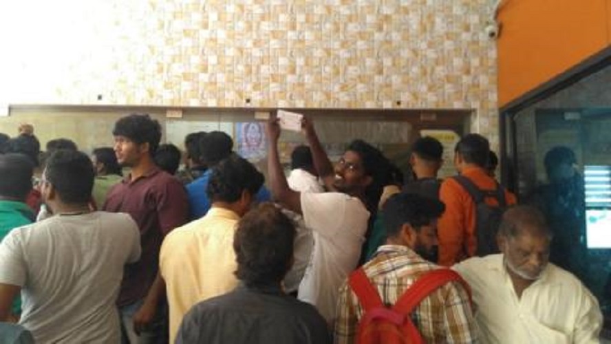 அநியாய விலைக்கு டிக்கெட் விற்பனை ! -விருகம்பாக்கத்தை முற்றுகையிட்ட அஜித் ரசிகர்கள் …