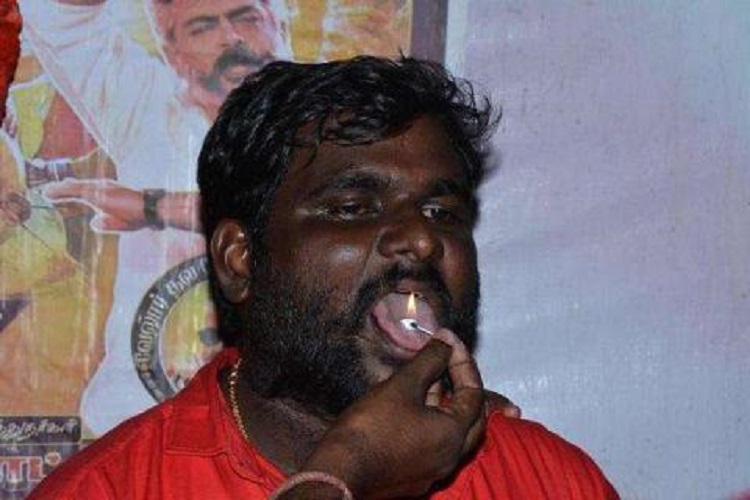 ‘நாக்கில் கற்பூரம் ஏற்றிய அஜித் ரசிகர்கள்!’