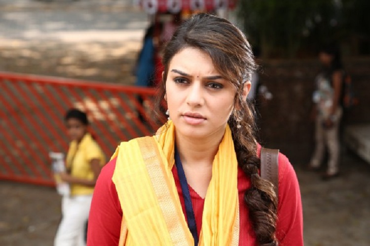 ரத்த குளியல் போடும் பிரபல முன்னணி நடிகை ஹன்சிகா.